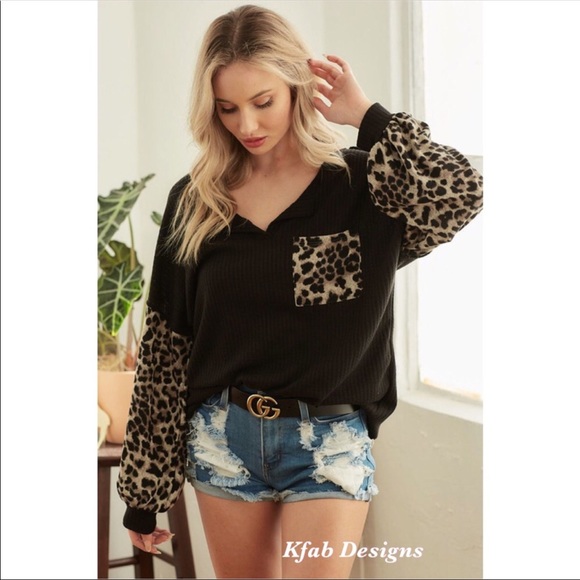 Upscale🔥Black top w/animal print sleeves & pocket - Picture 1 of 10